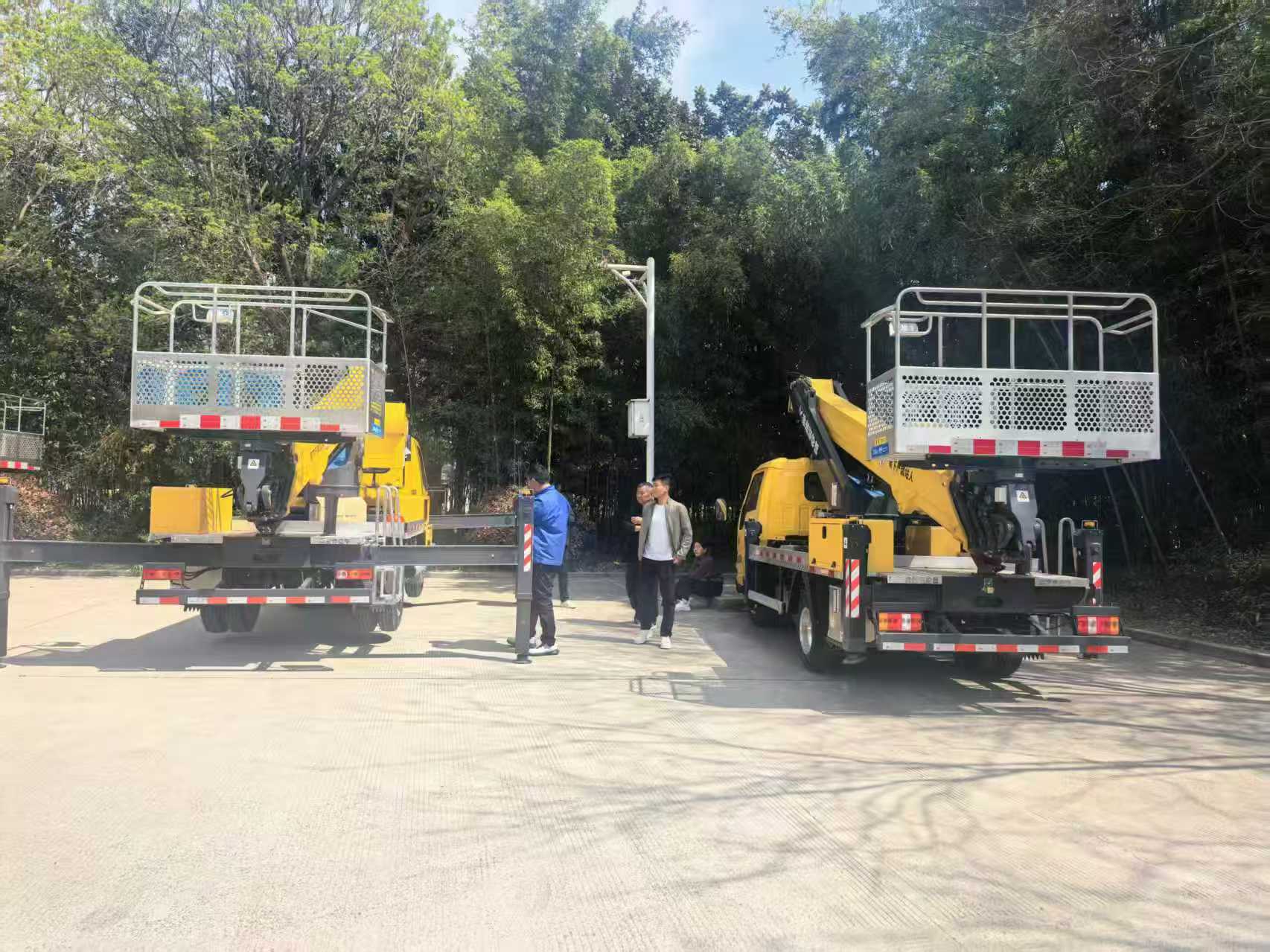 17-32 米高空作业车用于市政和桥梁附属设施施工