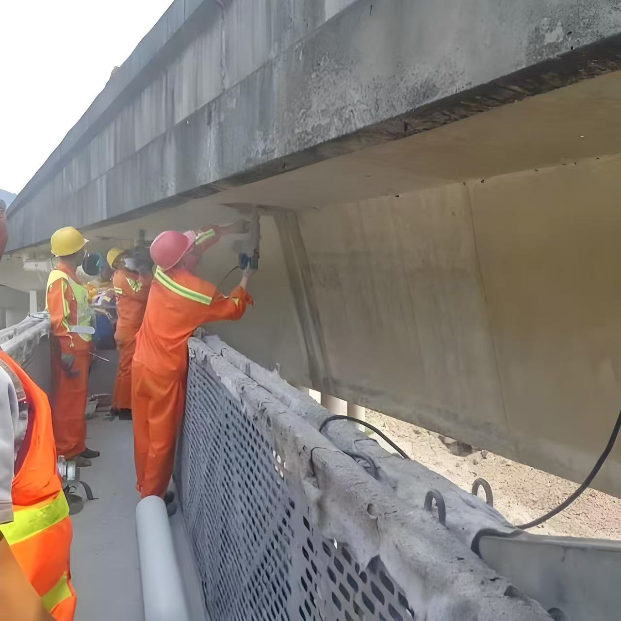 桥梁隧道混凝土病害修补加固施工现场
